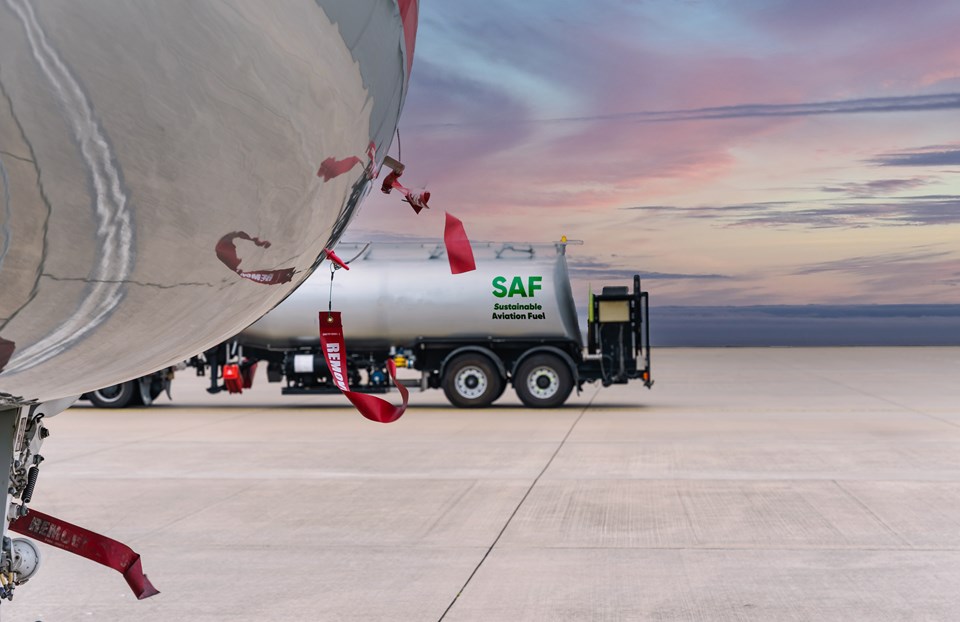 Aircraft refuelling tanker